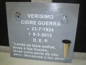 lápida cementerio grabada