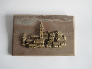 placa de piedra y bronce