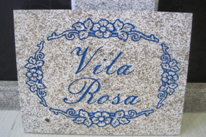 placa grabada piedra