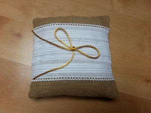 Cojin arpillera alianzas boda