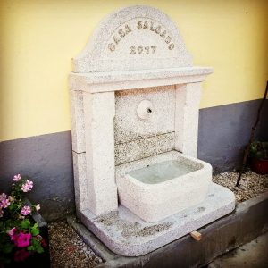 Fuente jardin piedra
