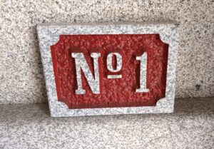 NÚMERO GRABADO PIEDRA