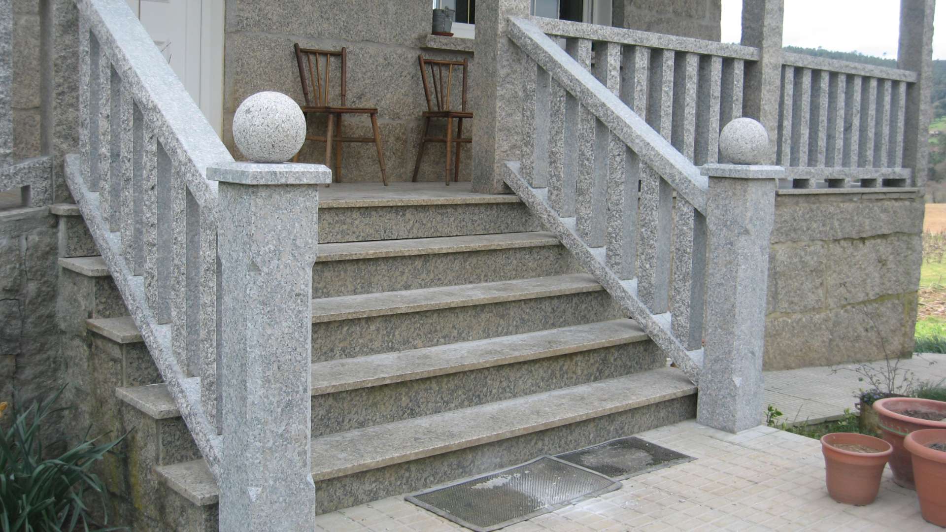 Balaustrada y escalera de piedra